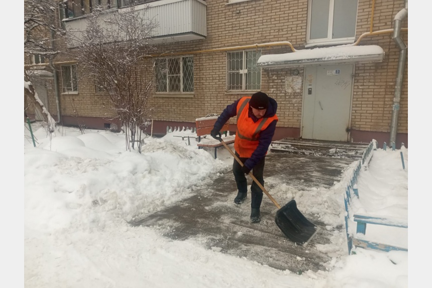 В Смоленске продолжают активно убирать снег