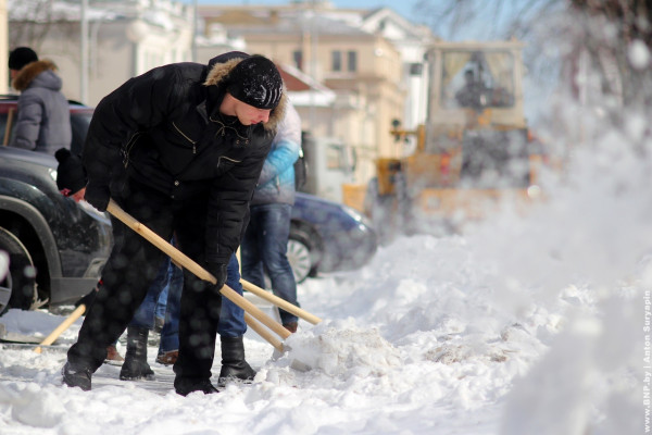 В Смоленске продолжается череда субботников по очистке снега