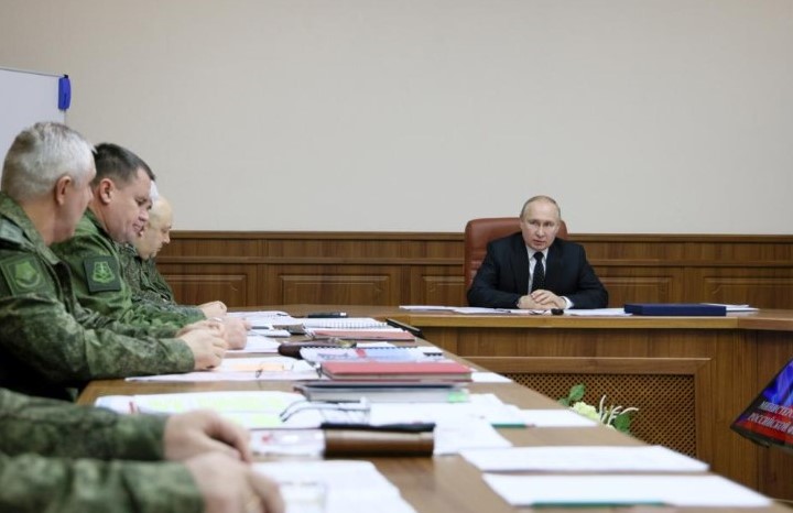 Владимир Путин в ходе посещения штаба СВО заслушал предложения военачальников о планах действий