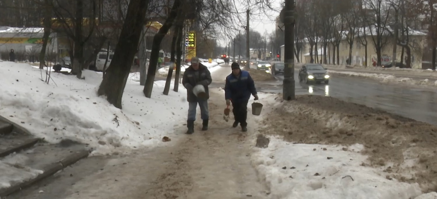 Администрация Смоленска рассказала как ведётся устранение гололёда в городе