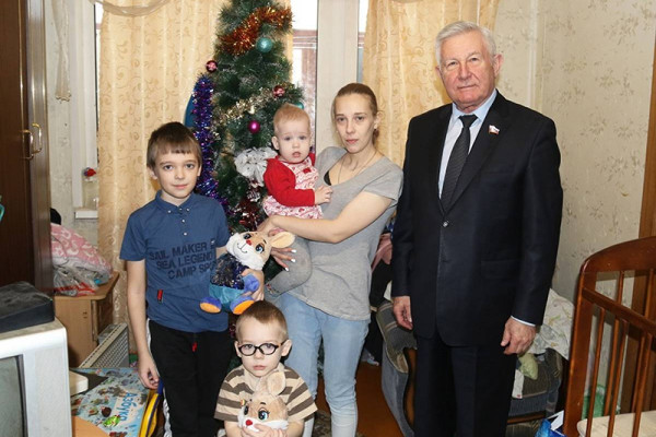 Смоленские единороссы вручили новогодние подарки семьям мобилизованных
