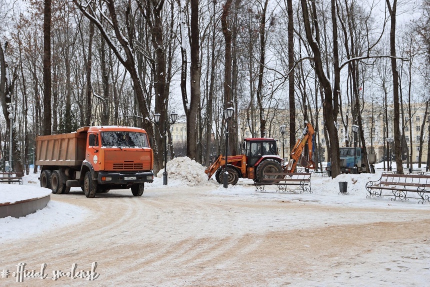 В Смоленске усиленно убирают снег