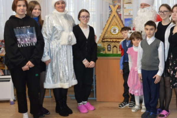 Смоленские таможенники поздравили воспитанников подшефного детского дома с праздниками