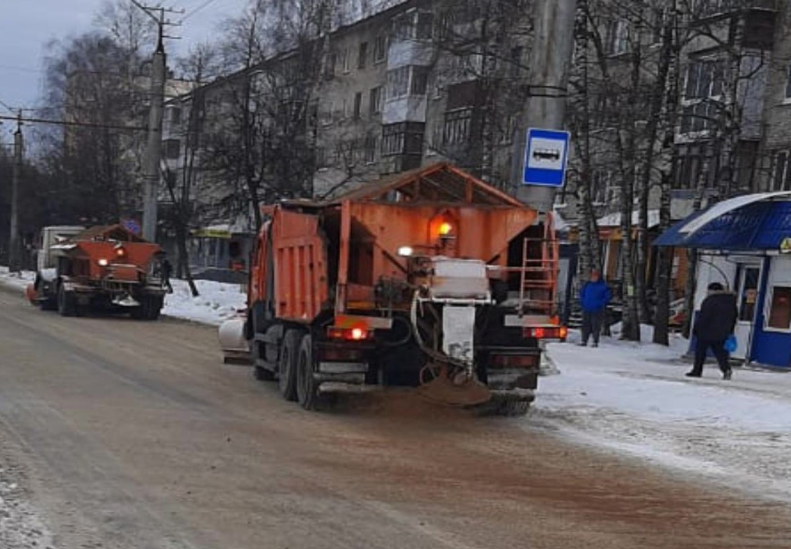 Стало известно, на каких улицах в Смоленске 10 января ведется уборка снега