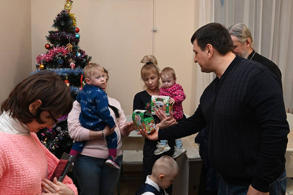 Игорь Ляхов поздравил подопечных Смоленского Дома для мамы с Новым годом и Рождеством