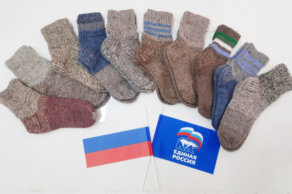 Жители Смоленской области вяжут подарки военнослужащим-участникам СВО.