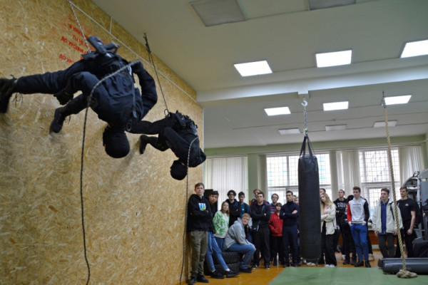 В Смоленске спецназ МВД России провел мастер-класс для участников акции «Студенческий десант» 