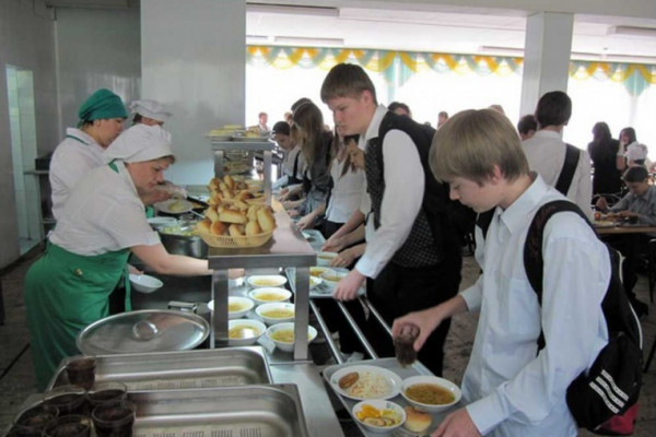 Замглавы города Смоленска рассказала о проверке качества питания в столовой школы №40