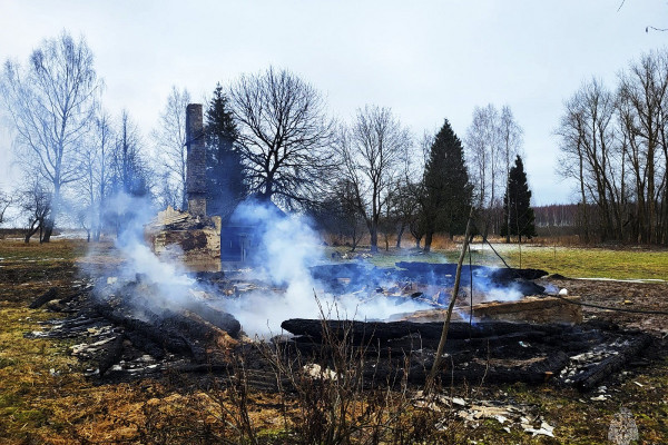 В Кардымовском районе пожар полностью уничтожил деревенский дом