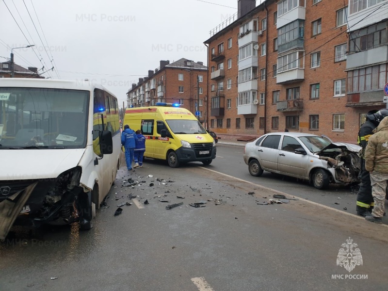 В Смоленске на улице Кирова произошло ДТП с участием маршрутки