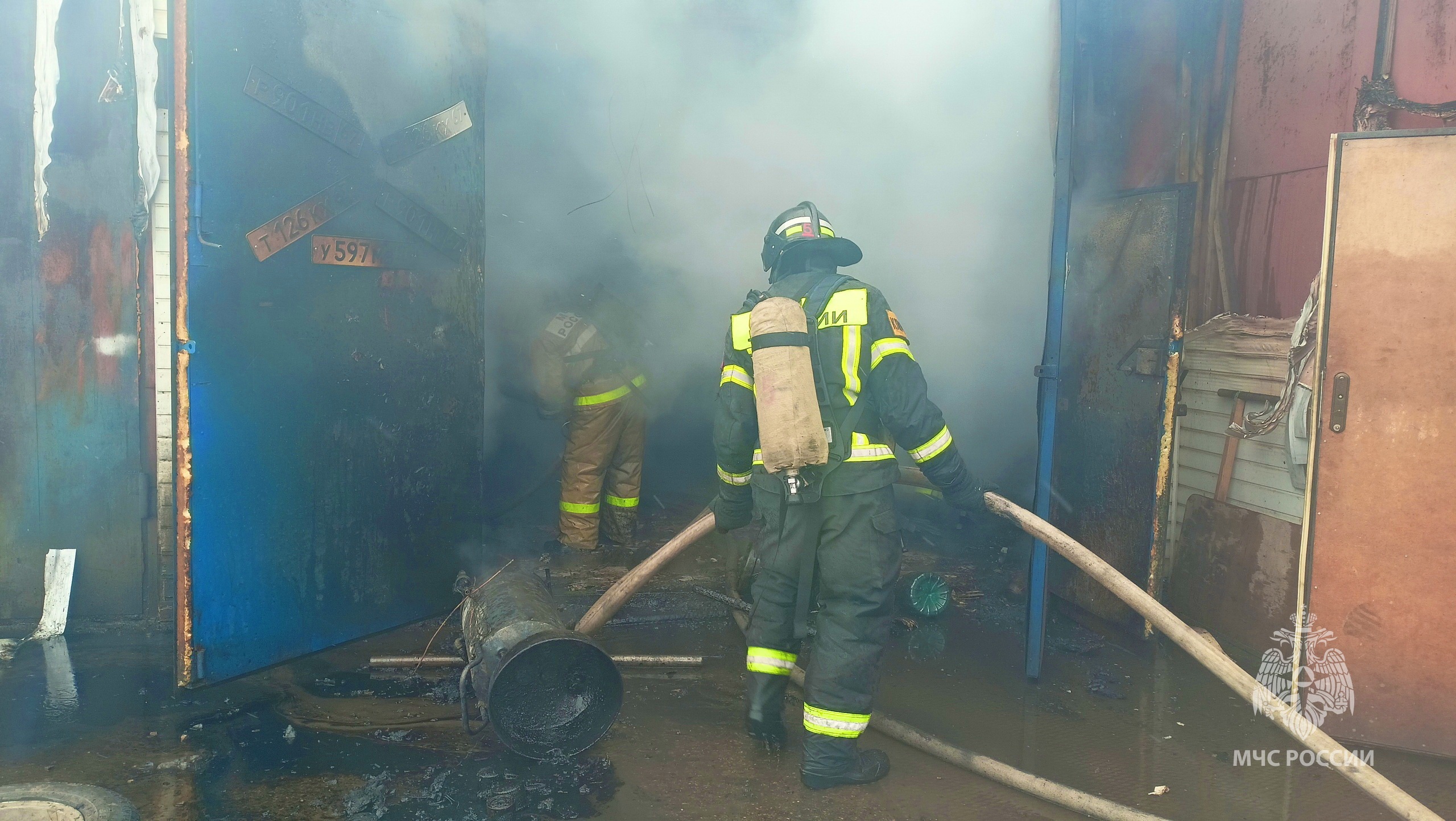 В Смоленске вспыхнул пожар в автосервисе