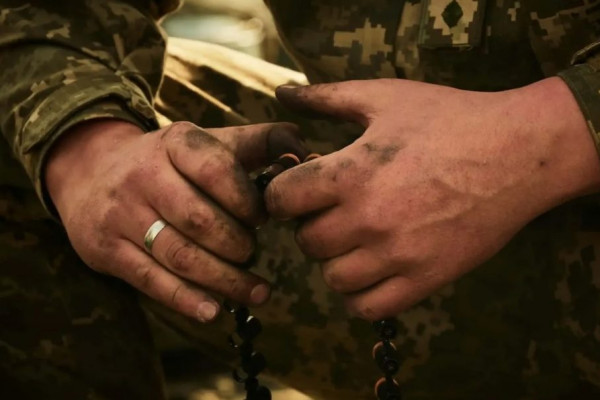 Украинский военнослужащий требует выкуп за пленного российского солдата 