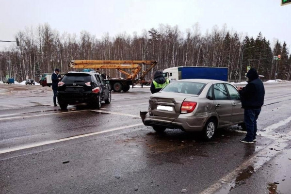 В Гагаринском районе произошло ДТП с участием трёх автомобилей