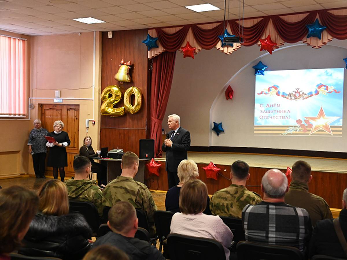 Николай Мартынов поздравил военнослужащих и учеников смоленской школы с наступающим праздником