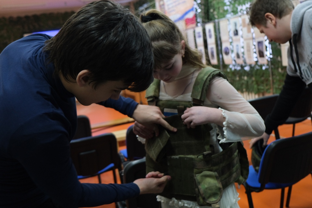 Смоленские росгвардейцы провели патриотические мероприятия для школьников из Луганска и Смоленска