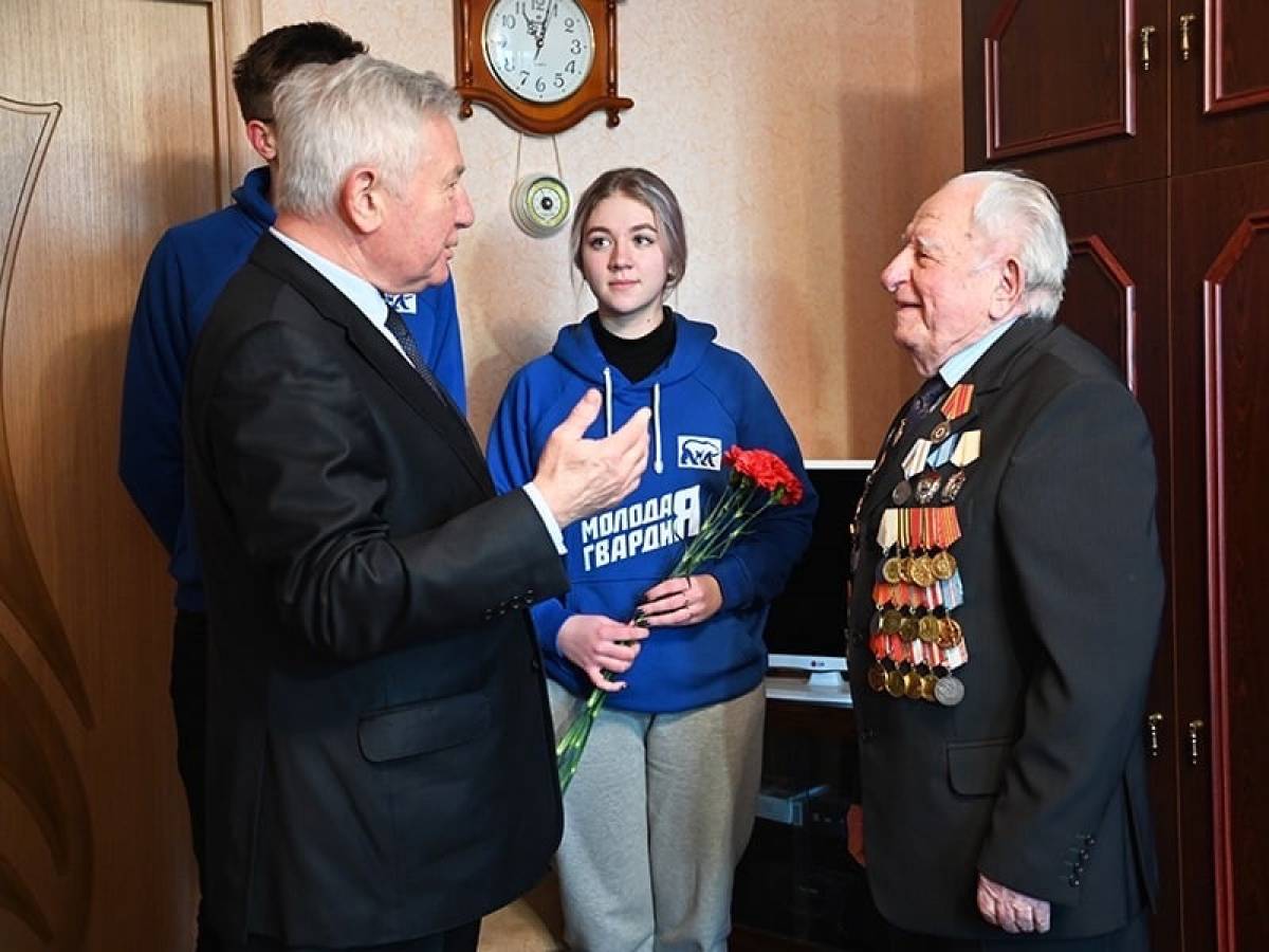 Смоленские депутаты-единороссы поздравили ветеранов с Днем защитника Отечества