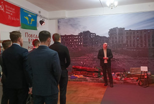 Сотрудники смоленского УФСБ посетили выставку «Противостояние»