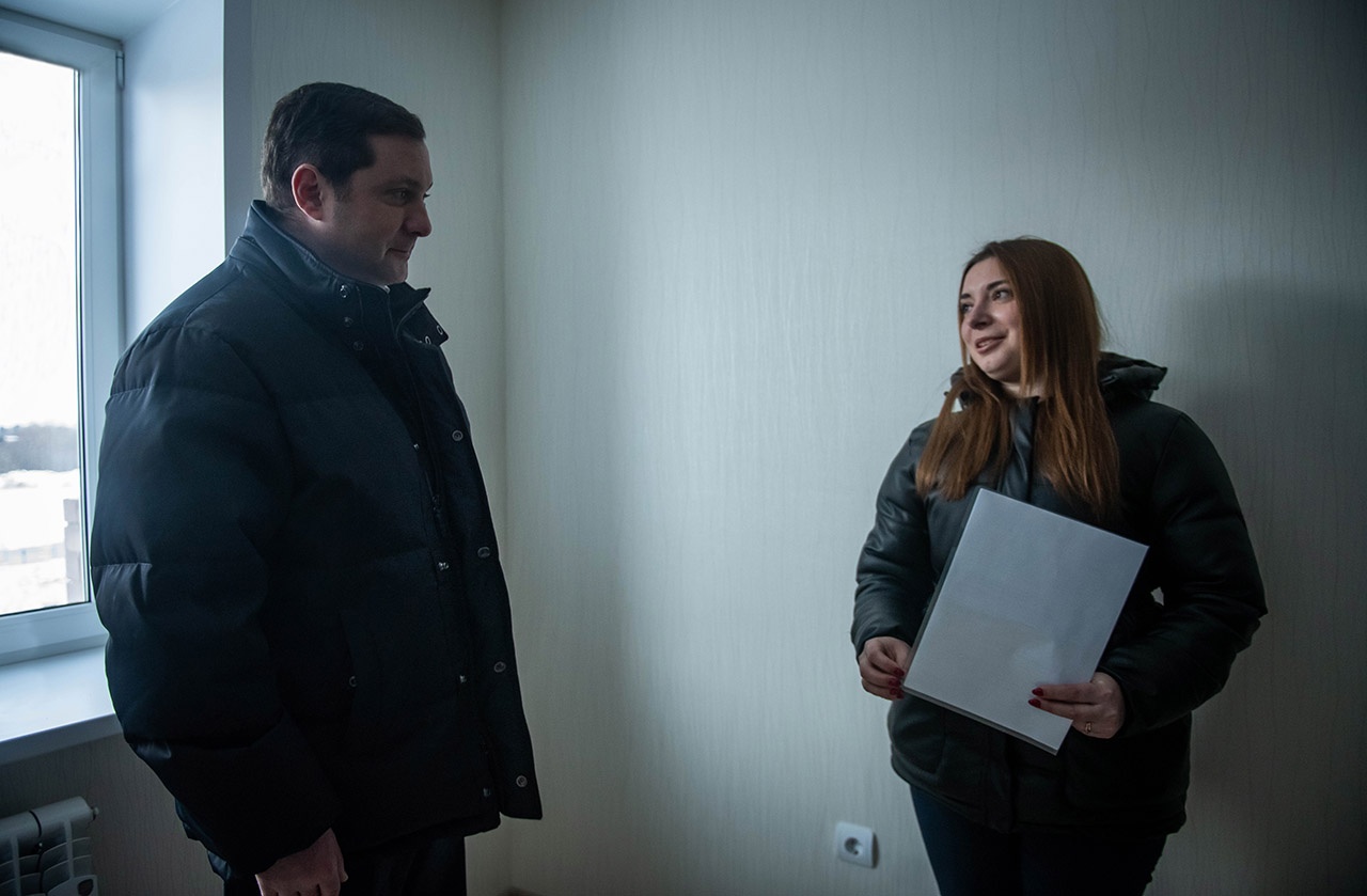 Губернатор Алексей Островский вручил смолянке-сироте ключи от новой квартиры