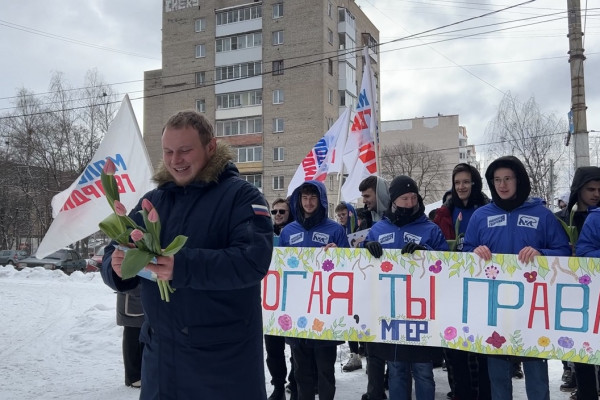 Смоленские молодогвардейцы поздравили женщин с наступающим 8 марта