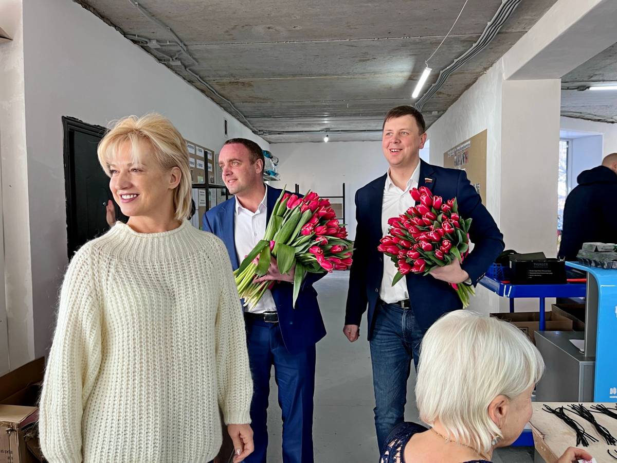 Депутаты облдумы от «Единой России» поздравили с 8 Марта активисток проекта «Ваш тыл-67»