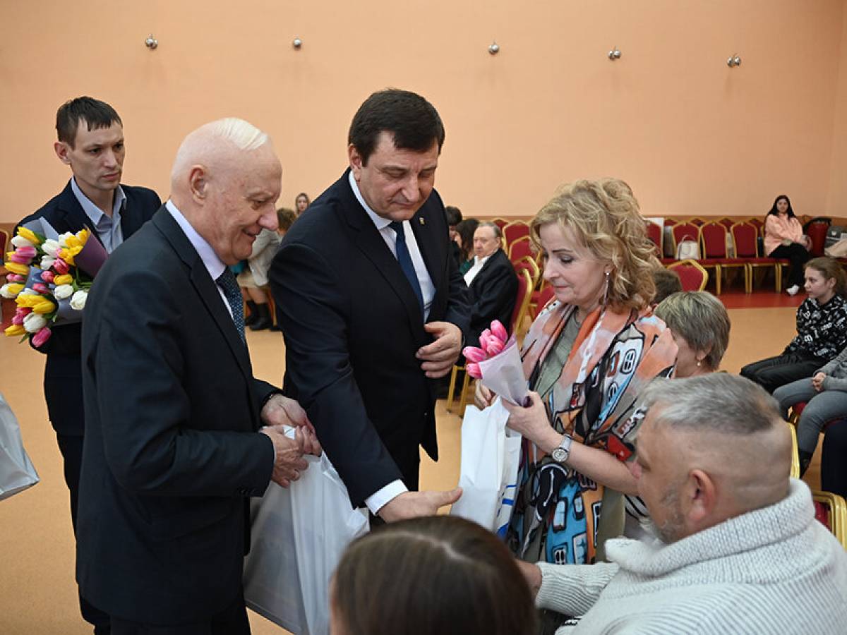 Игорь Ляхов поздравил матерей и жен добровольцев из отряда «Феникс» с 8 марта