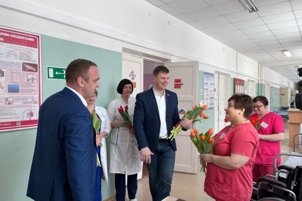 Смоленские депутаты-единороссы поздравили с 8 марта медицинский персонал военного госпиталя