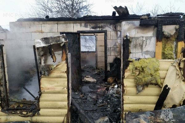 В результате пожара семья из Ярцевского района лишилась жилья