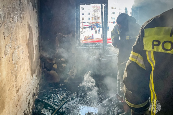 В Ельне при пожаре спасатели эвакуировали жильцов многоквартирного дома