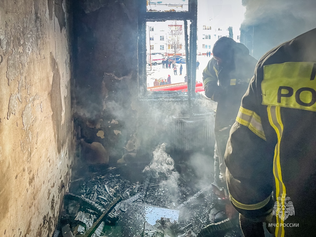 В Ельне при пожаре спасатели эвакуировали жильцов многоквартирного дома