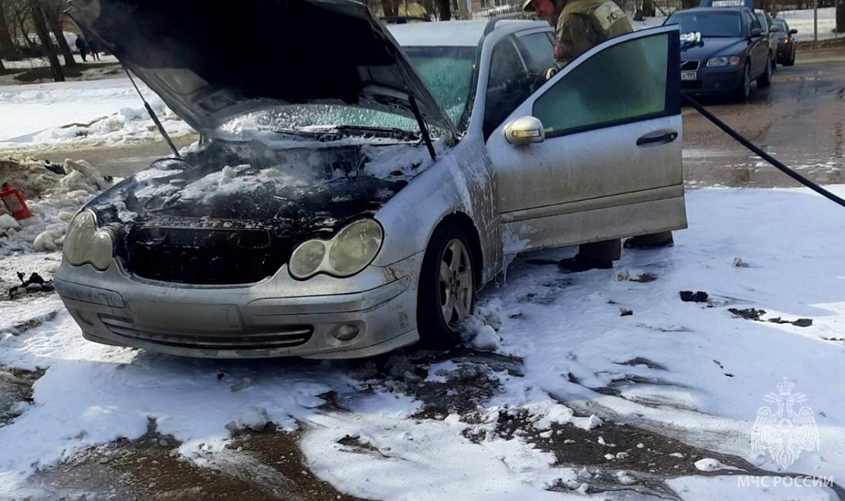 В Смоленском районе Mercedes-Benz загорелся во время движения