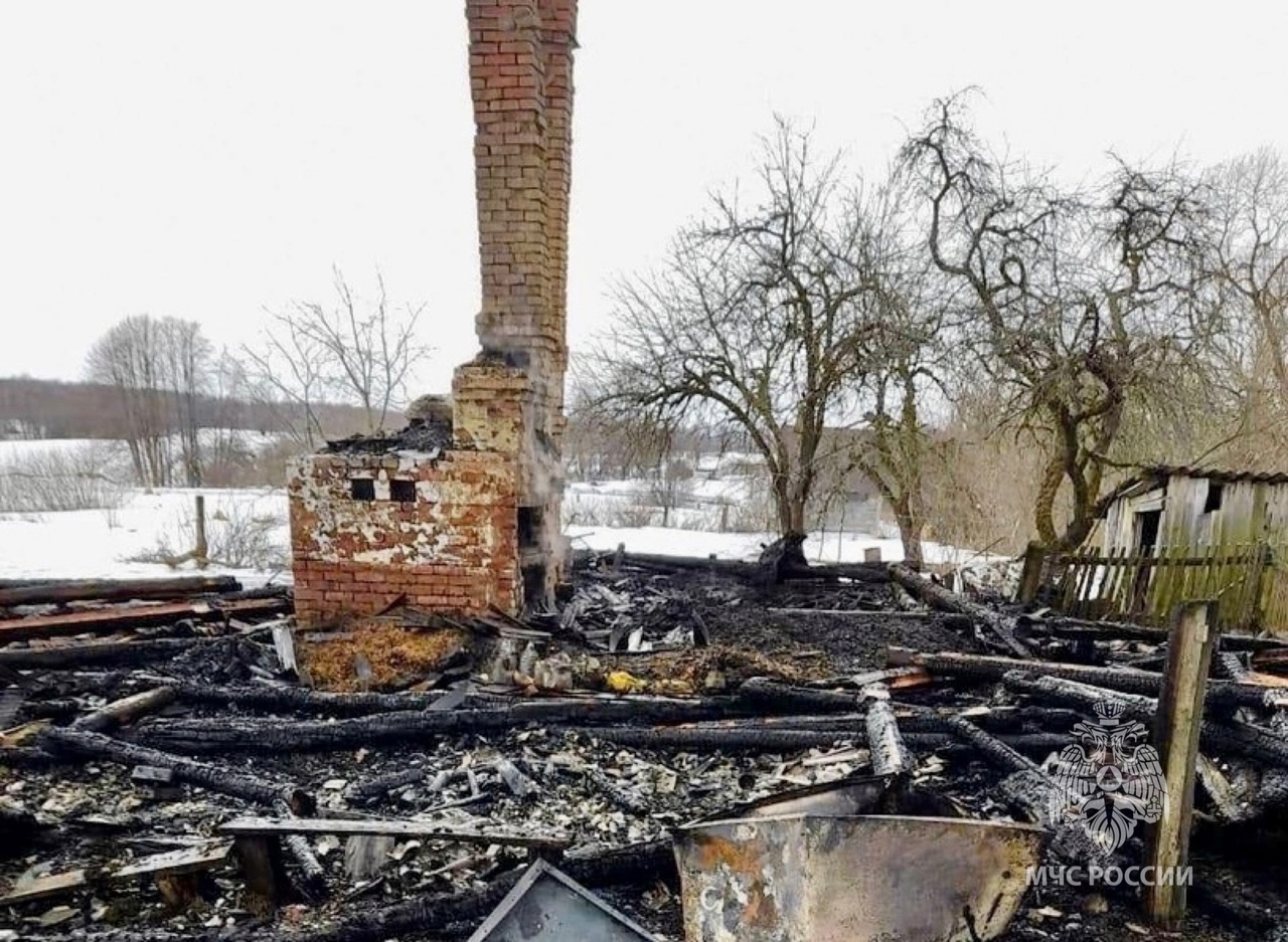 В Краснинском районе полностью сгорел жилой дом
