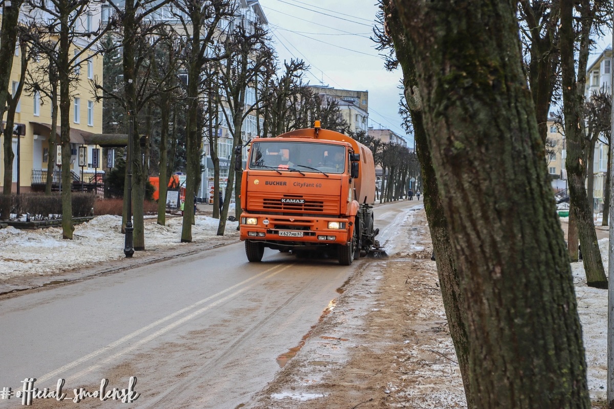 В Смоленске стартовала весенняя уборка парков и скверов