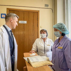 Василий Анохин осмотрел областную клиническую больницу в Смоленске