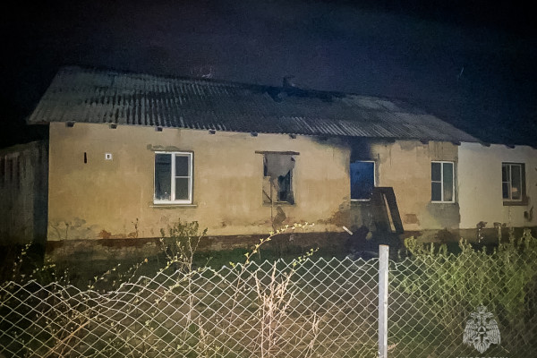 Ночью в Смоленске в поселке Миловидово более 20 спасателей тушили пожар в жилом доме