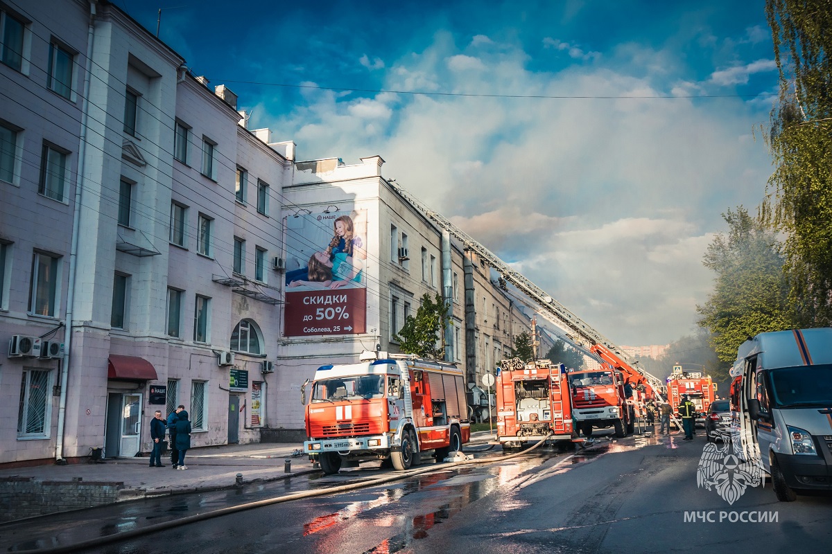 Пожар на чулочном производстве в Смоленске уничтожил 400 м² кровли фабрики