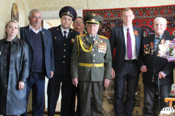 Ветеранов из Кардымовского района поздравили с Днём Победы