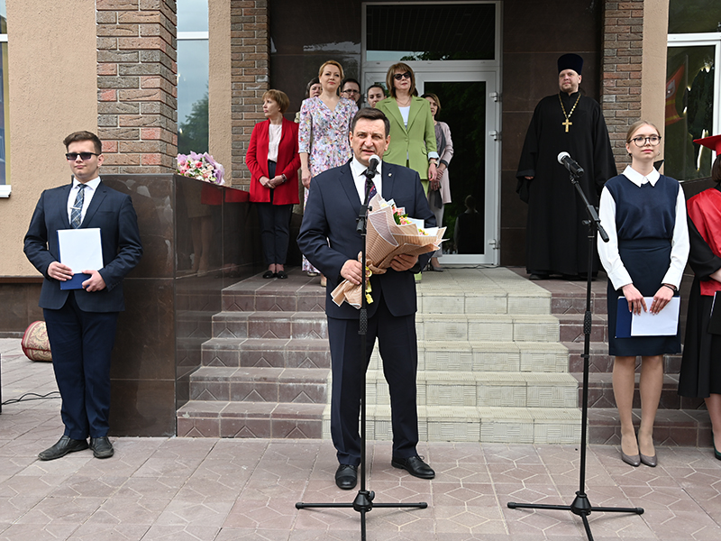 Игорь Ляхов поздравил учеников смоленского лицея имени Кирилла и Мефодия с последним звонком