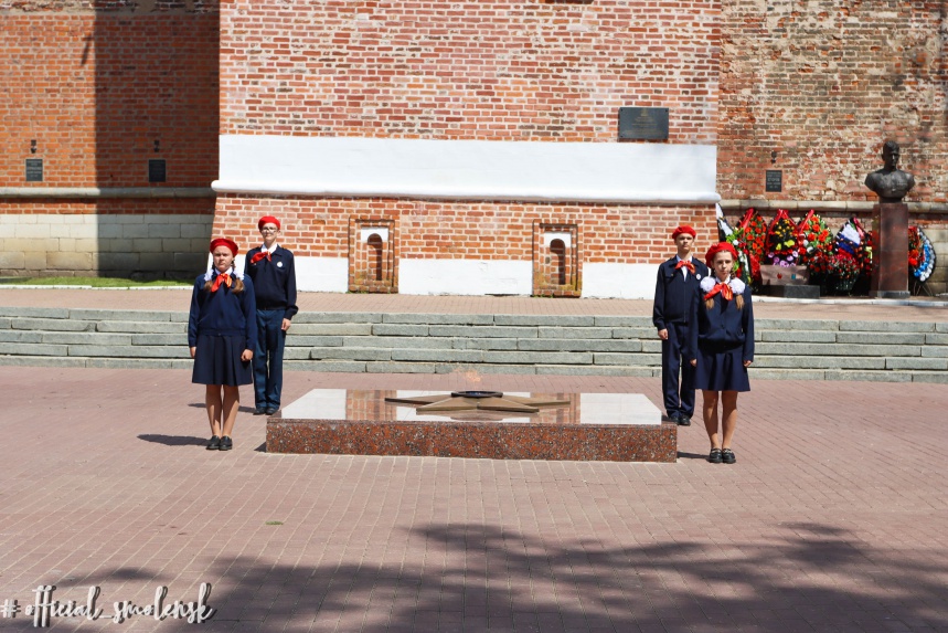 В Смоленске юные гагаринцы месяц несли почётный караул в сквере Памяти героев 
