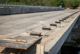 В Монастырщинском районе не позднее 1 ноября завершат ремонт моста через реку Вихра