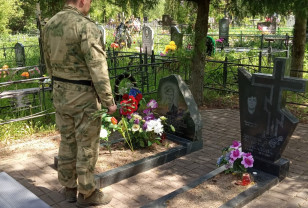 В Смоленске росгвардейцы почтили память Героя России Владимира Максакова