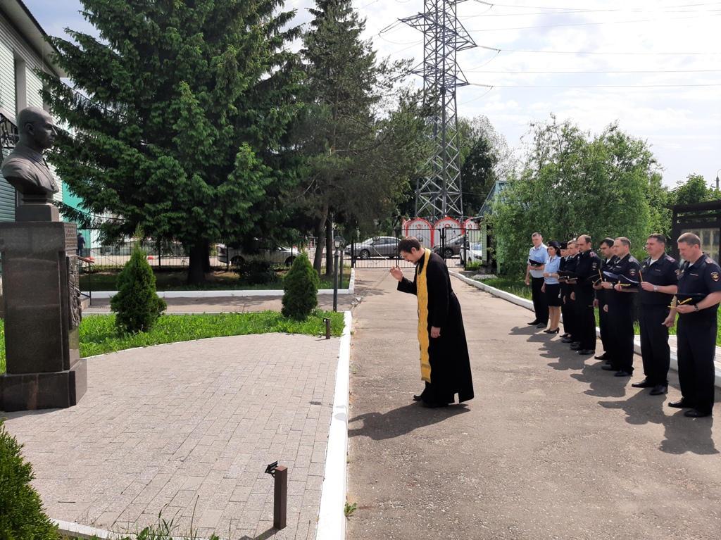 Смоленские транспортные полицейские почтили память погибших при исполнении служебного долга сотрудников 