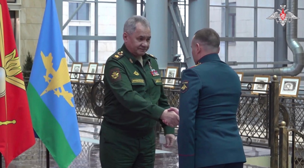 Министр обороны РФ вручил медали «Золотая Звезда» участникам СВО