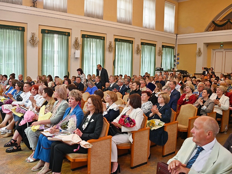 В Смоленске чествовали лучших сотрудников медицинских учреждений региона 