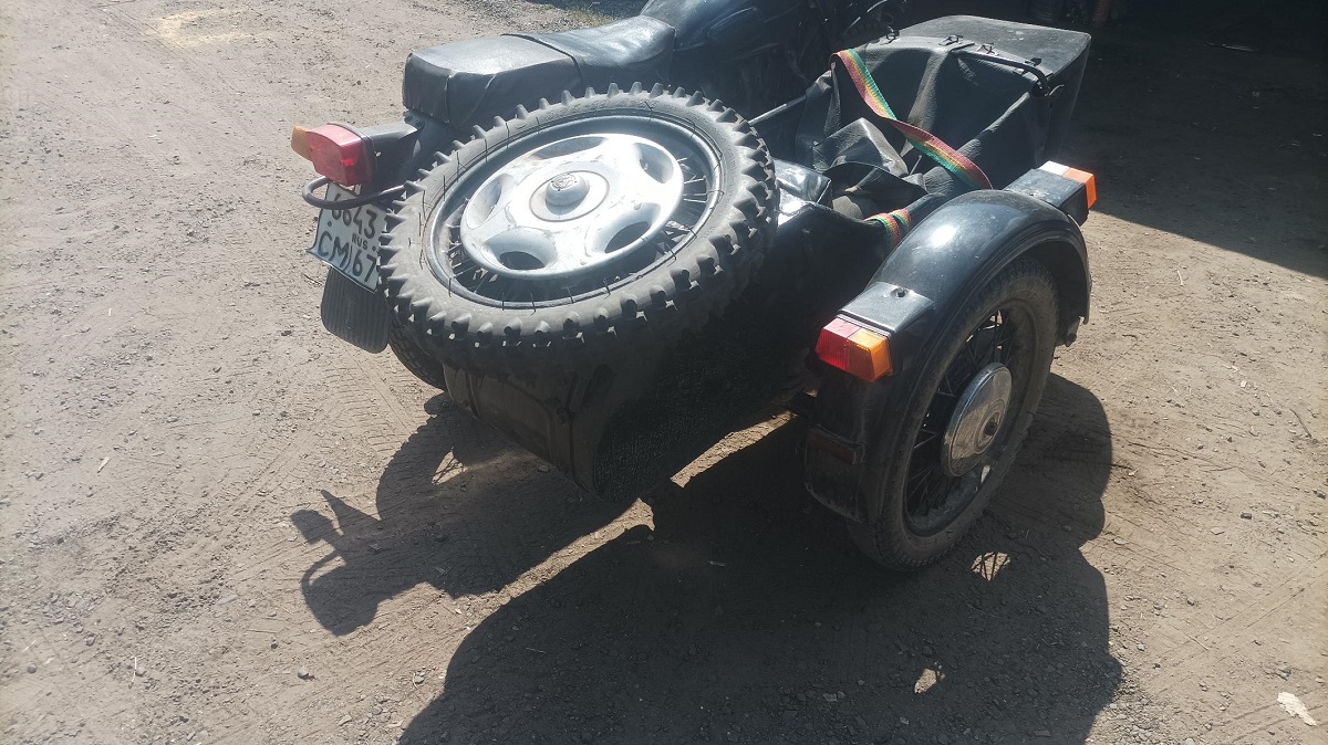 В Сафоновском районе мотоцикл «Урал» опрокинулся, поднимаясь в гору