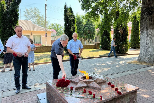 Василий Анохин почтил память павших в Великой Отечественной войне
