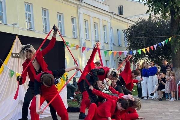 В Смоленске состоялся еще один этап уличного фестиваля АРТ-МАЯКовский 