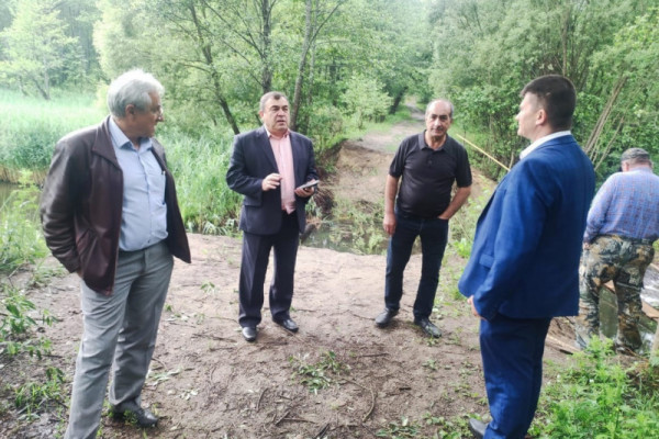 В Ершичском районе обсудили ход ремонта дороги от деревни Танино до Центральной районной больницы