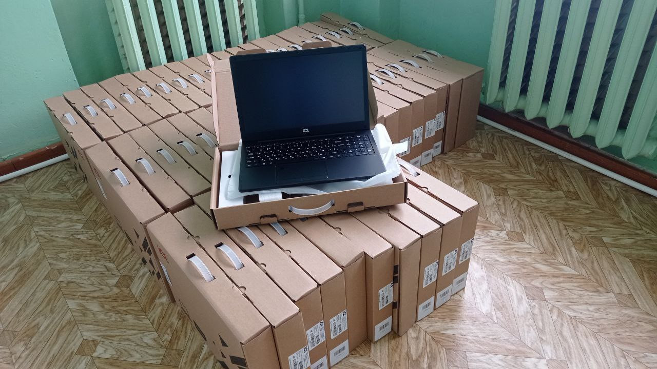 66 новых ноутбуков получила Монастырщинская средняя школа