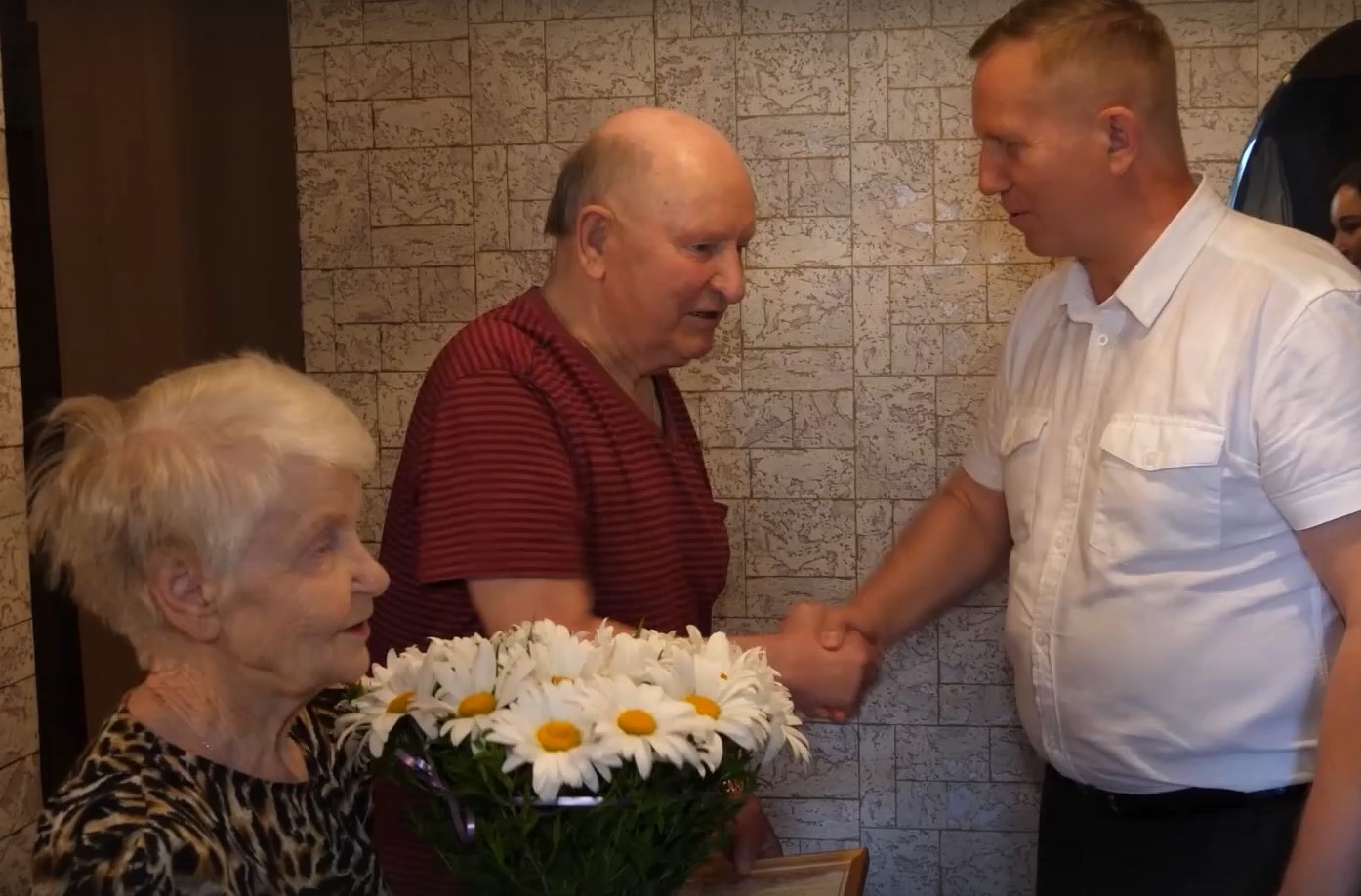 В Смоленске супружескую чету Потапкиных поздравили с 65-летием совместной жизни
