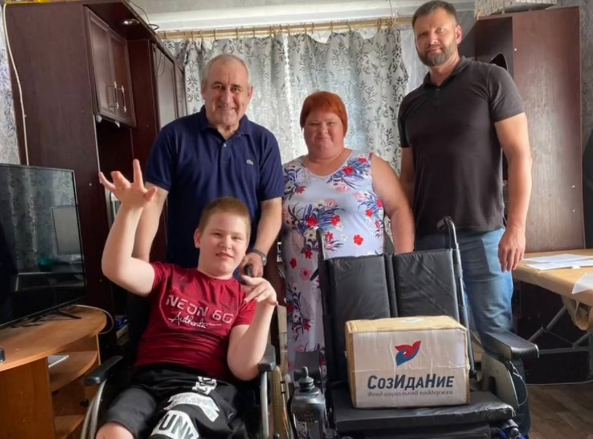 Сергей Неверов передал инвалидную коляску смолянину с ОВЗ